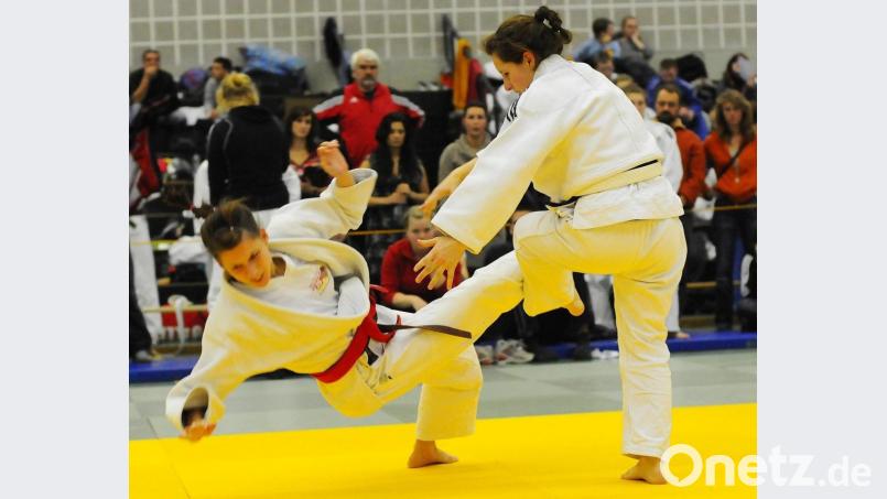 Emily Dotzler (rechts) beim Grenzlandpokal 2009 in Aktion:Die vom TB Weiden ausgerichtete Veranstaltung war über Jahre hinweg ein Magnet für Judoka aus ganz Deutschland Bild: Gerhard Büttner