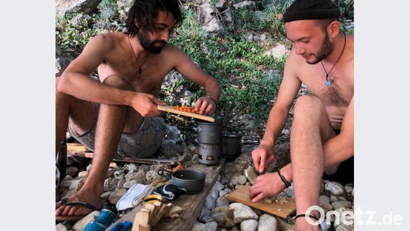 Julian und Luca Mühlmeier (von links) beim Kochen auf einer Tour an der Küste Kroatiens. Bild: The Sea Nomads/exb