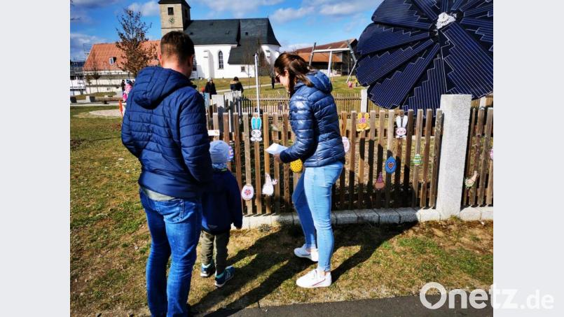 Kleine und große Hasenjäger konnten im Bürgerpark Krummennaab an den Ostereiern viele Informationen zum Thema „Ostern“ finden - aber nur ein Ei wartete mit dem richtigen Buchstaben für das Lösungswort. Bild: vsr