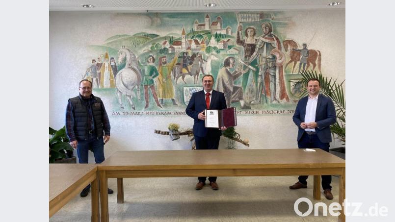 Verwaltungsamtsrat Johann-Peter Wiesent (Mitte) und Gemeinschaftsvorsitzender Anton Kappl (rechts) mit Stellvertreter Ludwig Gürtler bei der Amtseinführung des neuen Geschäftsleitenden Beamten. Bild: Josef Glas