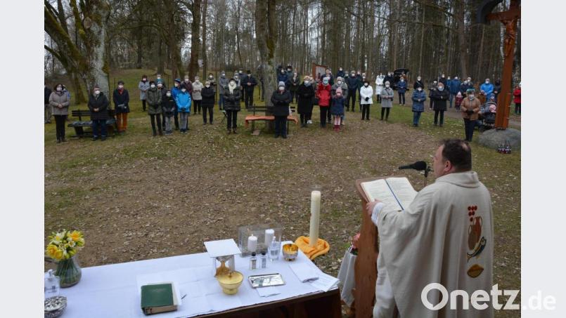 Kaplan Daniel Schmid feierte am Ostermontagvormittag mit zahlreichen Gläubigen einen Gottesdienst bei der Gommelbergkapelle in Pleußen. Bereichert wurde der Gottesdienst von Bläsermusik. Bild: jr