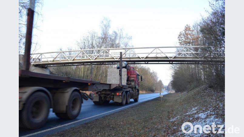 Rein optisch ist auch am Tag nach dem Unfall fast kein Schaden zu sehen: Die Fußgänger- und Radbrücke über die B15 bei Tirschenreuth bleibt aber bis zum Frühjahr gesperrt. Bild: szl