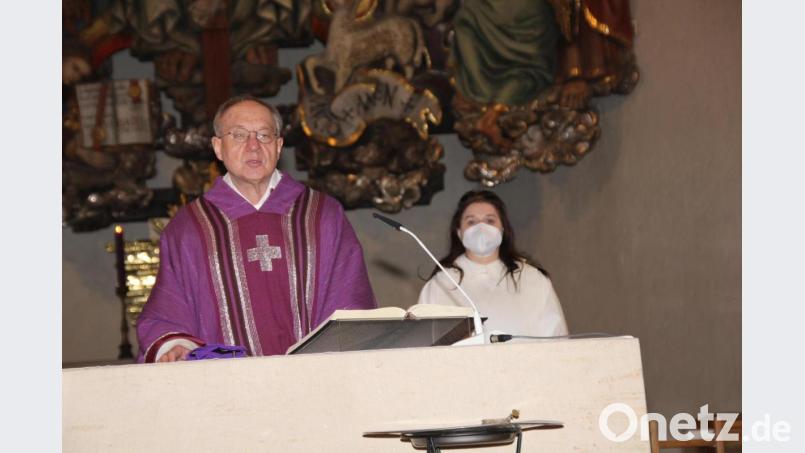 Pfarrer Ludwig Gradl (links) stellt die Mesnerin Birgit Busch vor. Bild: ads