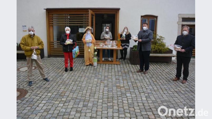 Vor dem Mehrgenerationenhaus verkauften Sabine Kirchmann (Dritte von rechts) und Gudrun Brill (Vierte von rechts) am Karsamstag selbst gebackene Osterlämmer. Zu den Kunden zählte auch Sieglinde Dietrich, die in ein Hasen-Kostüm geschlüpft war. Zu einem Fototermin kamen auch AWO-Kreisvorsitzender Edwin Ulrich (links) sowie Zweiter Bürgermeister Johann Brandl und Bürgermeister Stefan Grillmeier (von rechts). Bild: jr