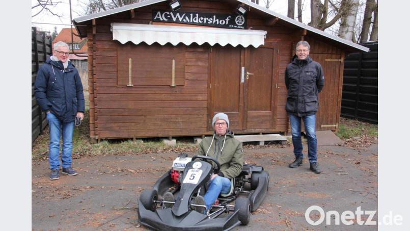 Drei, die beim Automobilclub Waldershof das Sagen haben – von links Vorsitzender Ludwig Heining, Jugendleiter Florian Ernstberger und Zweiter Vorsitzender Hubert Ernstberger. Im Hintergrund die Vereinshütte, die dem Verein aktuell Probleme bereitet. Bild: kro