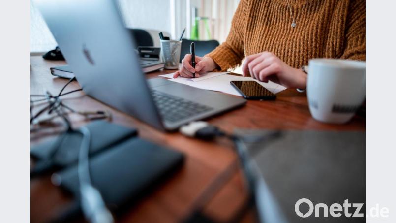 In Brand können die Gemeinderäte künftig auch online an einer Sitzung teilnehmen. Symbolbild: picture alliance/dpa/Fabian Strauch