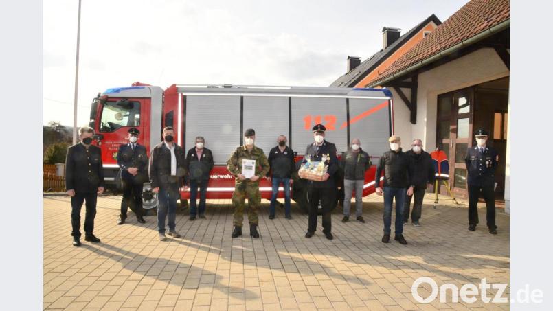 Vor dem Pleysteiner Feuerwehr verabschiedet Bürgermeister Rainer Rewitzer den bisherigen Kompaniechef der 5. Kompanie des Panzerbataillons 104, Major Olaf Niederdräing (vorne, Zweiter und Dritter von links). Zur Erinnerung überreicht er ihm eine Dankurkunde und ein &quot;Genusskörberl&quot; aus der Öko-Modellregion. Mit dabei Ehrengrenadier Altbürgermeister Johann Walbrunn (vorne, links) und Vertreter von Pleysteiner Vereinen. Bild: bey