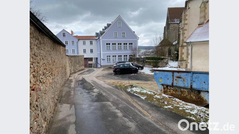 Straßenbau und Freiflächengestaltung sind nicht getrennt voneinander möglich. Beides soll erst nach der Erneuerung der Wasserleitung in der Spitalgasse ablaufen. Bild: Wilhelm Amann