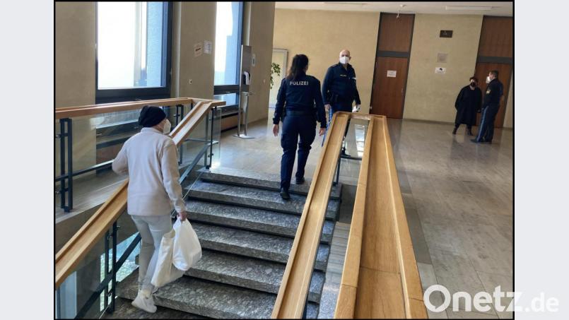 &quot;Annemarie H.&quot; auf dem Weg in den Gerichtssaal. Der Angeklagte sitzt aktuell in einem Frauengefängnis ein, in der Männer-JVA gab es Probleme. Bild: ca