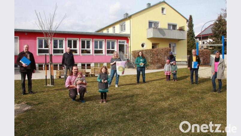 Geleitet wird der Förderverein „Kindergarten Sankt Josef e. V.“ von Vorsitzender Iris Thoma und Stellvertreterin Nadine Koller (Bildmitte, von rechts). Bei der offiziellen Vorstellung waren auch Pfarrer Markus Nees (links) und Bürgermeister Toni Dutz (Zweiter von rechts) dabei. Bild: wro