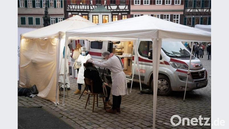 Schnelltests in der Tübinger Fußgängerzone. Gibt es demnächst ähnliche Szenen in Weiden? Das soll sich diesen Mittwoch entscheiden. Bild: Gollnow/dpa