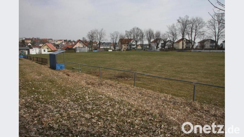 Am Fußballplatz entlang des Jahnwegs in Fuchsmühl sollen in absehbarer Zeit neue Häuser entstehen. Die Mehrheit des Marktgemeinderats sprach sich jetzt dafür aus, das künftige Baugebiet durch den Ankauf eines angrenzenden Privatgrundstücks zu ergänzen.
