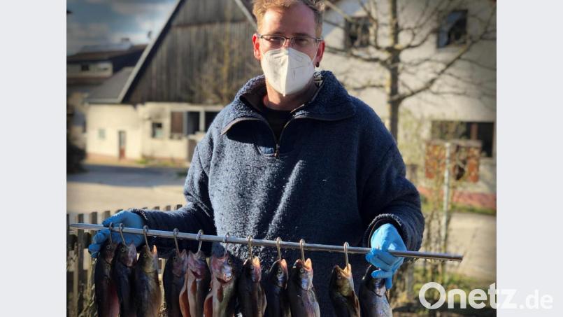 Rund 100 geräucherte oder gegrillte Forellen und Makrelen bereiten Mitglieder der Feuerwehr Hohenkemnath frisch zu. Bild: FFW Hohenkemnath/exb