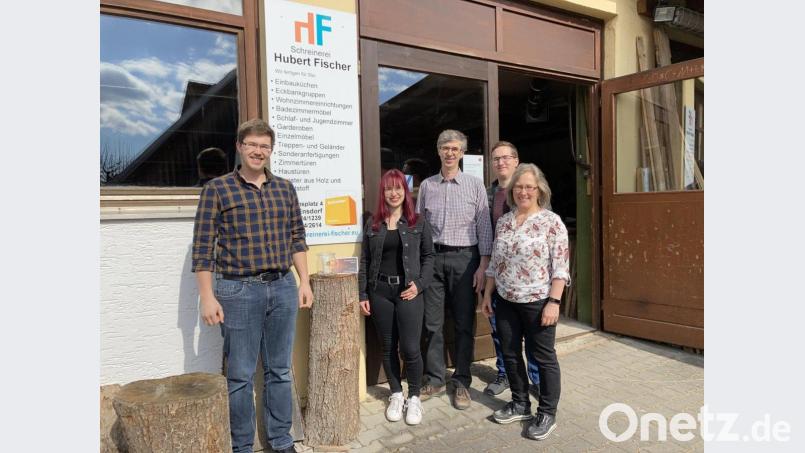 Osterlicht vor Firma Fischer. Familie Fischer von links nach rechts: Andreas, Cornelia, Hubert, Wolfgang und Irmgard Bild: Klaus Hernes/exb