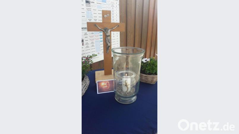 Ein Osterlicht und eine liebevoll gestaltete Grußkarte werden als Symbole der Hoffnung übergeben. Bild: Markus Dollacker/exb