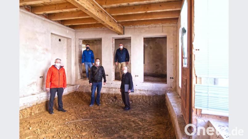 Ortstermin im zukünftigen Bürgerhaus: Derzeit werden im Erdgeschoss die Vorbereitungen für die Einbringung der Bodenplatten getroffen. Auf dem Bild (vorne, von links) Bürgermeister Johannes Reger, Architekt Martin Ott vom Planungsbüro RSP-Architekten und Baustatiker Helmut Raps sowie (hintere Reihe) Werkpolier Thomas Hallermeier von der Baufirma Aumer und Bauamtsleiter Dieter Döppl. Bild: njn