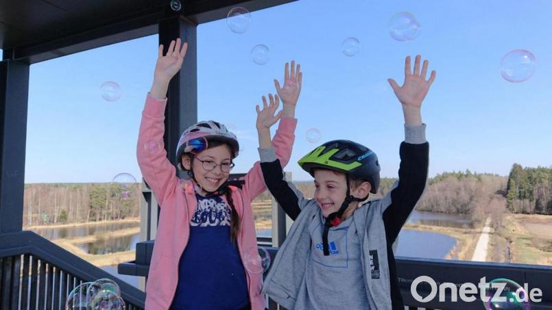Annalena und Alex haben die Osterrallye erfolgreich hinter sich gebracht. Die Geschwister hatten richtig viel Spaß dabei, dem &quot;Osterhasen&quot; draußen in der schönen Natur nachzujagen. Bild: ubb