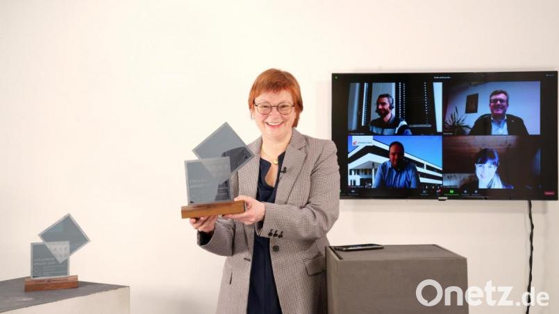 Preisverleihung in Corona-Zeiten: Prof. Dr. Christiane Fritze und die Gewinner feiern den &quot;Creapolis&quot;-Award in einer Videokonferenz. Bild: Hochschule Coburg/exb