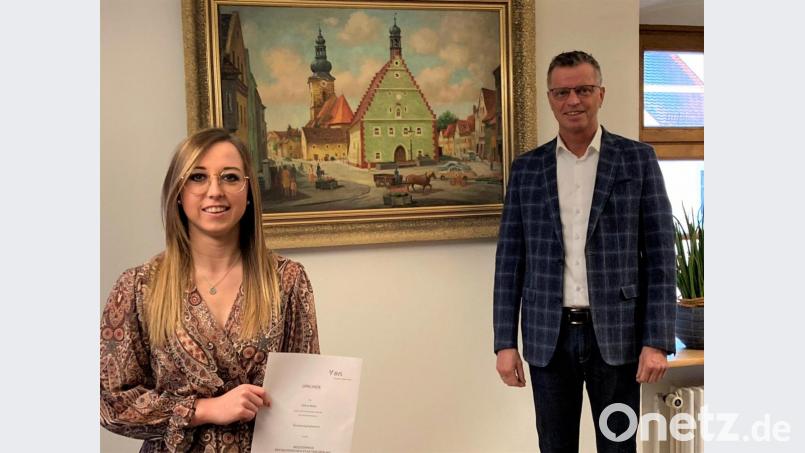 Bürgermeister Hermann Falk gratuliert seiner ehemaligen Auszubildenden Selina Meier zu ihrer hervorragenden Leistung. Bild: Stadt Hirschau/exb