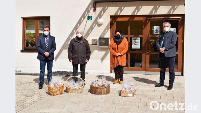 Mit kleinen Ostergeschenken überraschten die Seniorenbeiräte Helmut Butz (Zweiter von links) und Gerdi Gradl (Zweite von rechts) die Bewohner des Altenheims St. Johannisstift. Über die Aufmerksamkeit freuten sich Stiftungsrat Norbert Auer (links) und Bürgermeister Richard Tischler (rechts). Bild: bnr