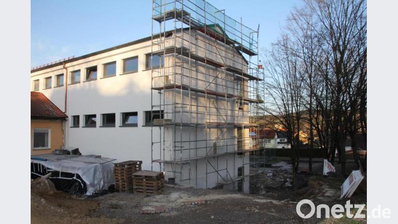 Die Arbeiten zur Sanierung des Grundschulgebäudes in Teunz schreiten voran. Auch die Außenmauern und Anbauten werden frei- und trockengelegt. Ebenso steht die Erneuerung der Abwasserkanäle auf dem Bauplan. Bild: frd