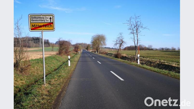 Einen Fußweg wünscht sich Matthias Gradl (WG Zukunft) in der Verlängerung der Großbüchlberger Straße vom Mitterteicher Ortsende aus bis zur Abzweigung der Flurbereinigungsstraße nach Pechofen. Denn auf diesem Abschnitt seien häufig Fußgänger auf der Fahrbahn unterwegs. Bild: lnz