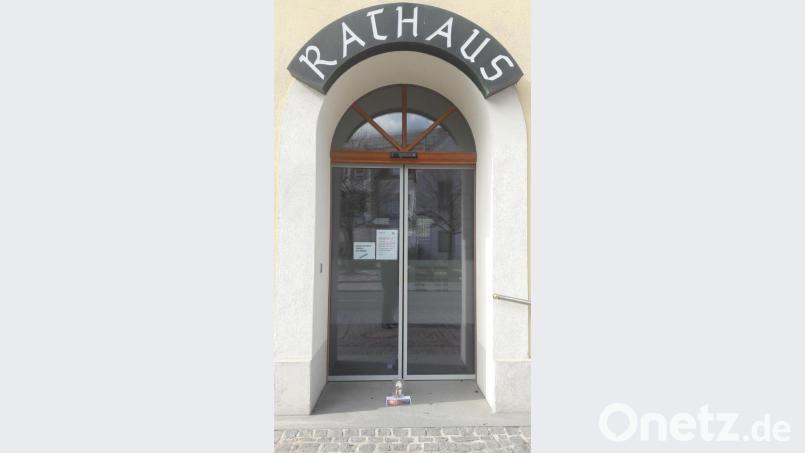 Osterlicht vor dem Rathaus Bild: Markus Dollacker/exb