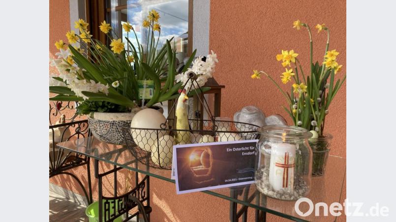 Ein Osterlicht und eine liebevoll gestaltete Grußkarte werden als Symbole der Hoffnung übergeben. Bild: Klaus Hernes/exb