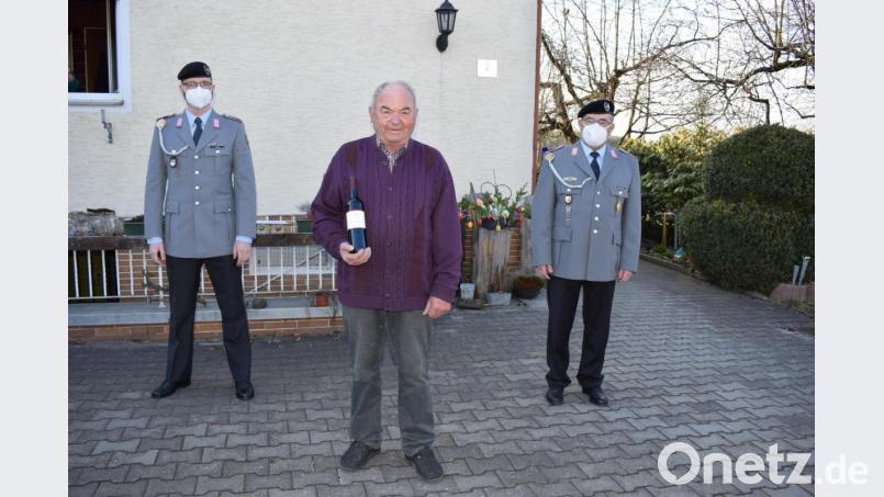 Zweiter Vorsitzender Gerhard Lindthaler (rechts) gratuliert zusammen mit dem Dritten Vorsitzenden Dominik Falk (links) Schorsch Dotzler zum 75. Geburtstag. Bild: nbu