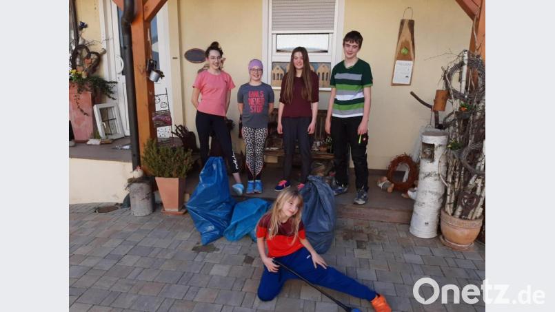 Die Kinder des Obst- und Gartenbauvereins Gunzendorf wunderten sich, was gedankenlose Menschen alles in die Landschaft werfen. Bild: Renate Stger/exb