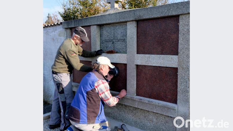 Am Gründonnertag wurde die erste Urnengrabstätte im katholischen Friedhof durch Steinmetzmeister Franz Schmidt (rechts) fertiggestellt. Das Urnengrab kann ab sofort benützt werden. Anmeldungen liegen bereits vor. Bild: le