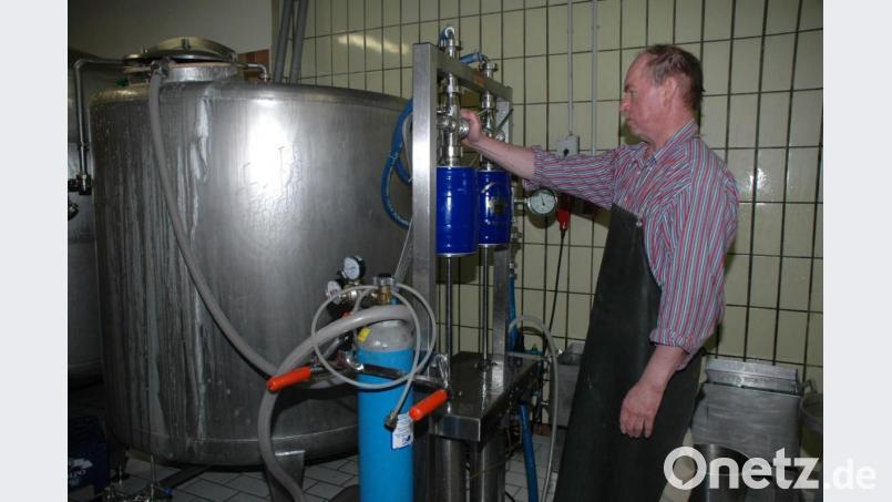 So war Weißbierbrauer Rudolf Fiebig in seinem Element. Jahrzehntelang braute er das beliebte Behringer-Weißbier, das weit über die Grenzen der Stadt hinaus bekannt ist. Archivbild: dob