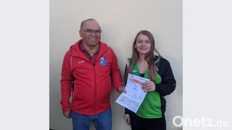 Abteilungsleiter Andreas Eger überreicht an seine Tochter Julia das fünfte Sportabzeichen in Gold. Wegen der Corona-Pandemie kann leider keine Übergabe der Sportabzeichen an alle anderen erfolgreichen Teilnehmer erfolgen. Bild: dob
