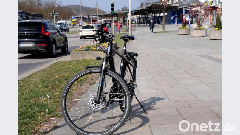 Heute traut sich kaum ein Radfahrer auf den vierspurigen Altstadtring zwischen großem Kreisverkehr und Ziegeltorplatz. Das soll sich durch einen Modellversuch ändern. Bild: Stephan Huber