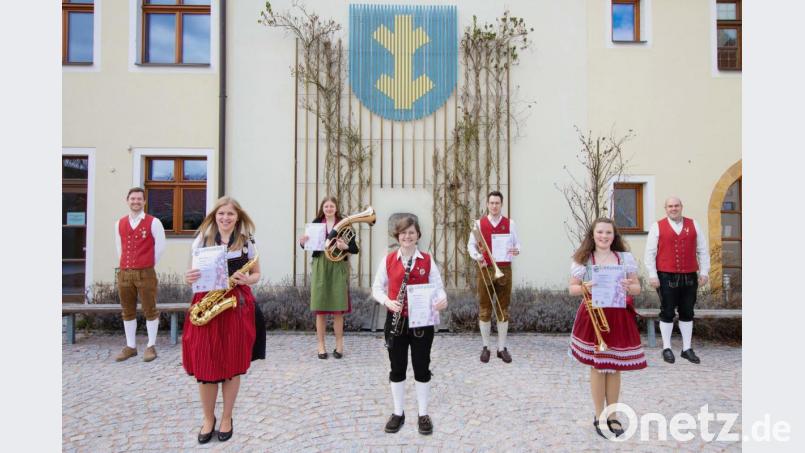 Viele freudige Gesichter bei der Ehenbachtaler Blaskapelle: Den erfolgreichen D2-Absolventen (mit Urkunde, von links) Tamara Winter, Luisa Schorner, Maria Schlosser, Michael Leitl und Mia Preitschaft gratulieren der musikalische Leiter Johannes Pilarski (links) und Vorsitzender Dominik Strähl (rechts). Bild: Johann Pilarski/exb