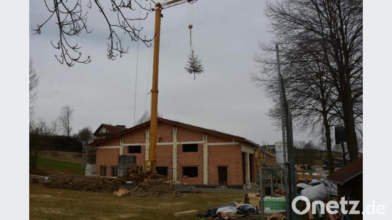 Nach dem Richtfest am Gründonnerstag wurde das Dach des künftigen Gerätehauses der Feuerwehr Königshütte in Zirkenreuth noch vor dem erneuten Wintereinbruch abgedichtet. Bild: jr