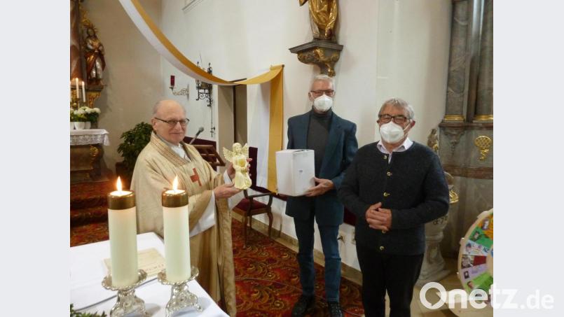 Pfarrer Wolfgang Traßl verabschiedete nach dem Oster-Gottesdienst in der Pfarrkirche St. Matthäus Wurz die beiden Lektoren Heribert Flieger und Josef Gleißner. Beide schieden altersbedingt auf eigenen Wunsch aus. Bild: szl