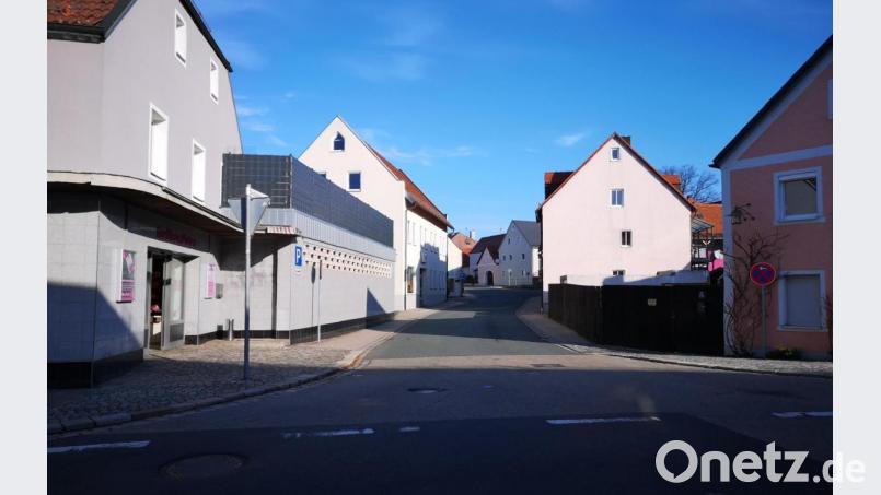 Wolfgang Karbstein (WG Zukunft) berichtete von brenzligen Situationen im Umfeld der Backhaus-Kutzer-Filiale an der Einmündung der Großbüchlberger Straße (hinten) in die Vorstadt (vorne). Wegen parkender Autos auf beiden Seiten ergäben sich vor allem für Fußgänger häufig unübersichtliche Situationen. Bild: lnz