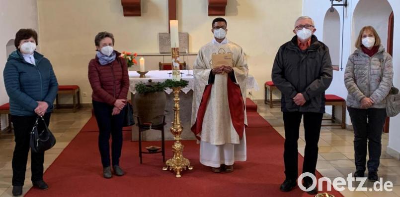 Die Helferinnen und Helfer des traditionellem Palmbuschenbindens übergaben an Kaplan Justin eine Spende über 500 Euro, welcher sich hierüber sehr dankbar zeigte. Bild: mez