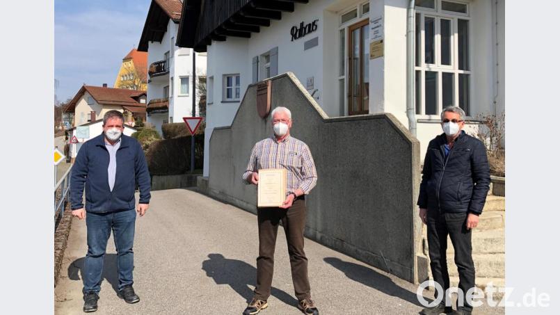 Bonifatius Vogl (Mitte) wurde für 25 Jahre im öffentlichen Dienst geehrt. Bild: lpr