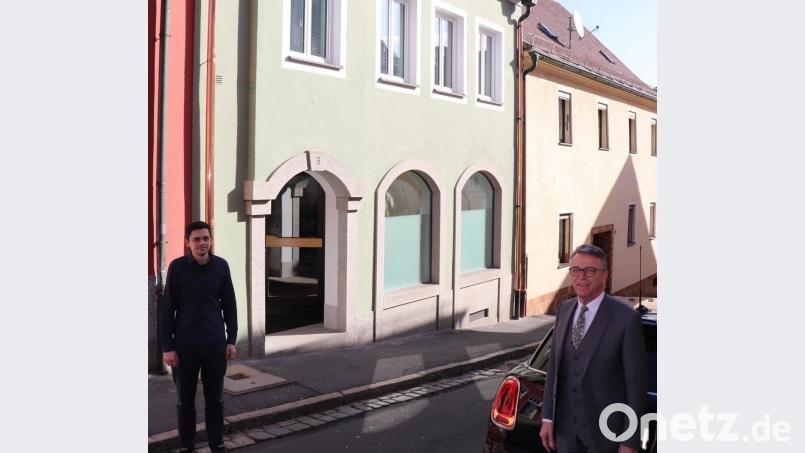 Beispiele für eine gelungene Sanierung von Gebäuden in der Innenstadt finden sich viele, etwa das Gebäude in der Hörmanngasse, in dem Tobias Heimerl (links mit Bürgermeister Franz Stahl) sein Büro (Immobilienmakler, Hausverwaltung) eingerichtet hat. Bild: Mirko Streich/Stadt Tirschenreuth/exb