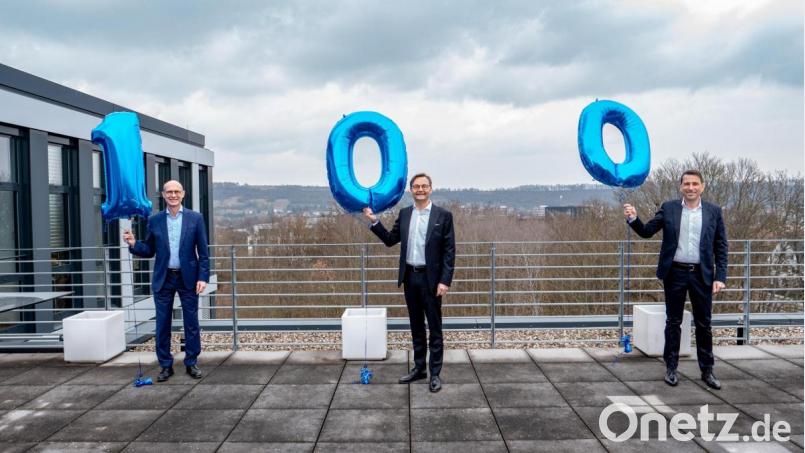 Die Bayernwerk-Vorstände Egon Westphal (von links), Reimund Gotzel und Andreas Ladda blicken zum Jubiläum auf die 100-jährige Unternehmensgeschichte zurück. Bild: Angelika Reitinger/Bayernwerk AG