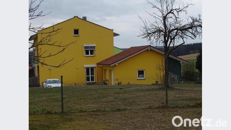 Im nördlichen Bereich des Kindergartens Högling wird ein Anbau entstehen. Er ist durch die steigende Zahl von Krippenkindern unumgänglich. Das zum Projekt benötigte Grundstück (im Vordergrund) befindet sich im Besitz der Gemeinde. Bild: Houschka