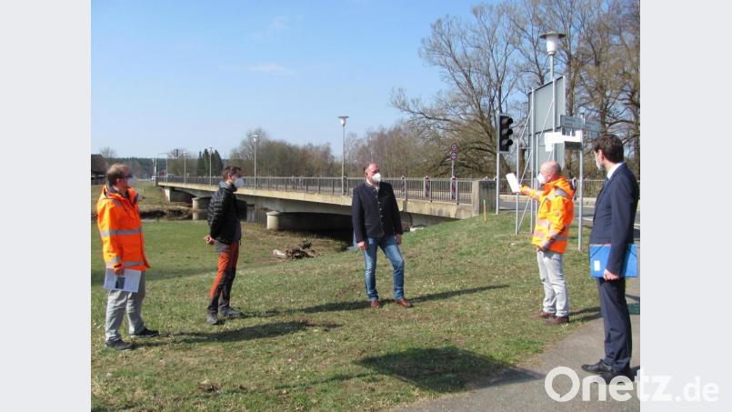 Von den Fachleuten vom Staatlichen Bauamt Amberg-Sulzbach wollten Abgeordneter Stephan Oetzinger und Bürgermeister Richard Kammerer erfahren, wie und wann es mit dem Brückenbau weitergeht. Von links: Hannes Neudam, Alexander Deeg, Kammerer, Felix Steghöfer und Oetzinger. Bild: sei