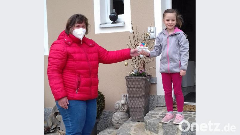 Das Leitungsteam brachte die Osternestchen bei den Kindern vorbei. Bild: Daniela Kühner/exb
