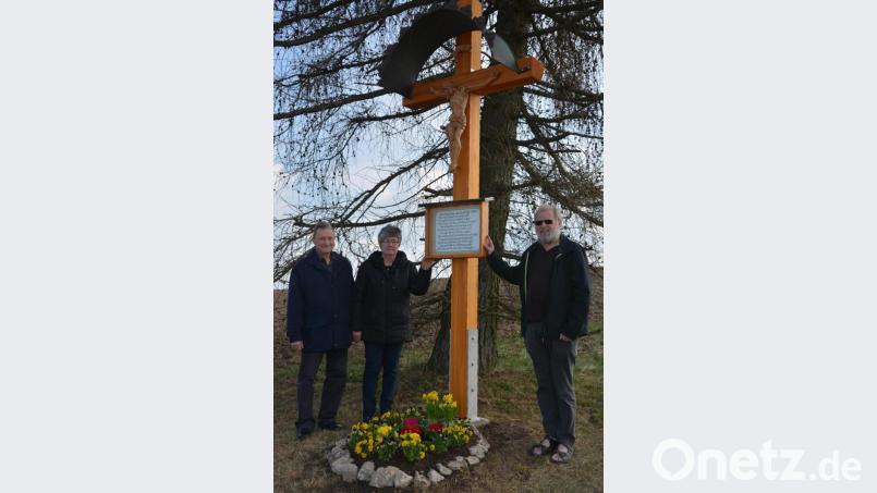 Im März 2017 erhielt das damals neu angefertigte „Grüner Feldkreuz“ den kirchlichen Segen durch Pater Benedikt Leitmayr. Gerhard und Rita Bauer (von links) hatten nach einem schweren Sturmschaden am alten Feldkreuz die Wiederherstellung des Flurdenkmals vorgenommen. Archivbild: jr