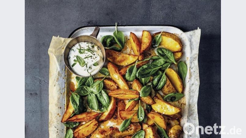 Das Orangen-Hähnchen mit den Kartoffel-Streifen bekommen durch einen Minz-Dip noch einen extra Frischekick. Bild:  Becca Crawford/Gräfe und Unzer Verlag/dpa