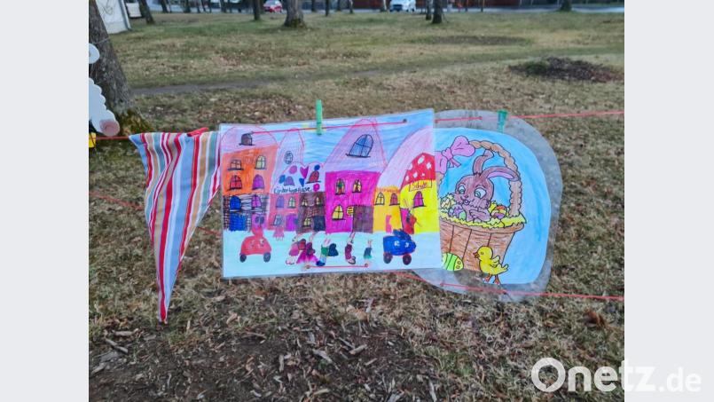 An einer Osterleine haben Paula Schultes (Zweite Klasse) und ihre Freundinnen selbst gestaltete Osterplakate angebracht. Bild: Stadtmarketing Tirschenreuth/exb