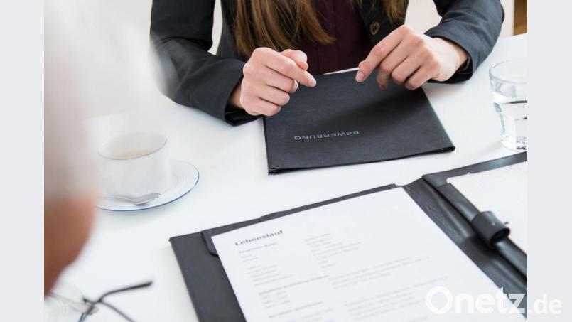 Die Simulation eines Vorstellungsgesprächs bereitet Jugendliche auf diese wichtige Situation vor. Symbolbild: Christin Klose/dpa-tmn