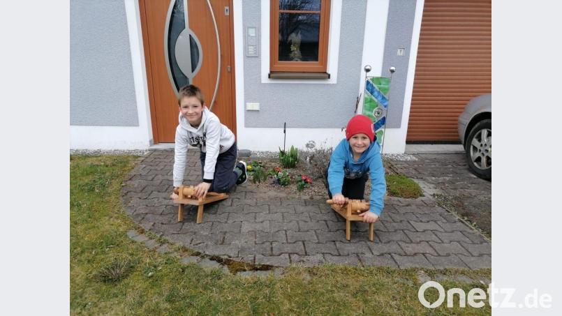 Florian und Fabian Franz waren beim Ratschen vor ihrer Haustüre. Bild: exb